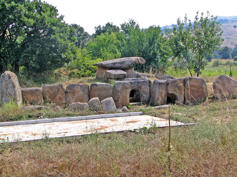 Very well preserved Tracian dolmen located near the road between Balgarska Poliana and Hliabovo vill (PID:9023)
