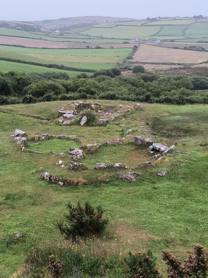 Drombeg Fulacht Fiadh And Hut Fulacht Fiadh Agus Both N An Droma Bhig