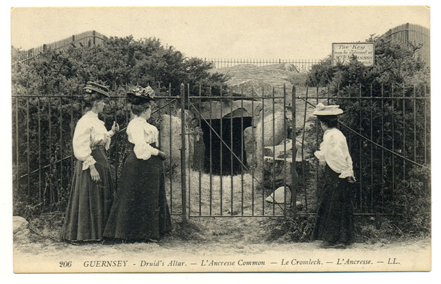 Early 1900s card. The fencing that once surrounded the site is long gone.