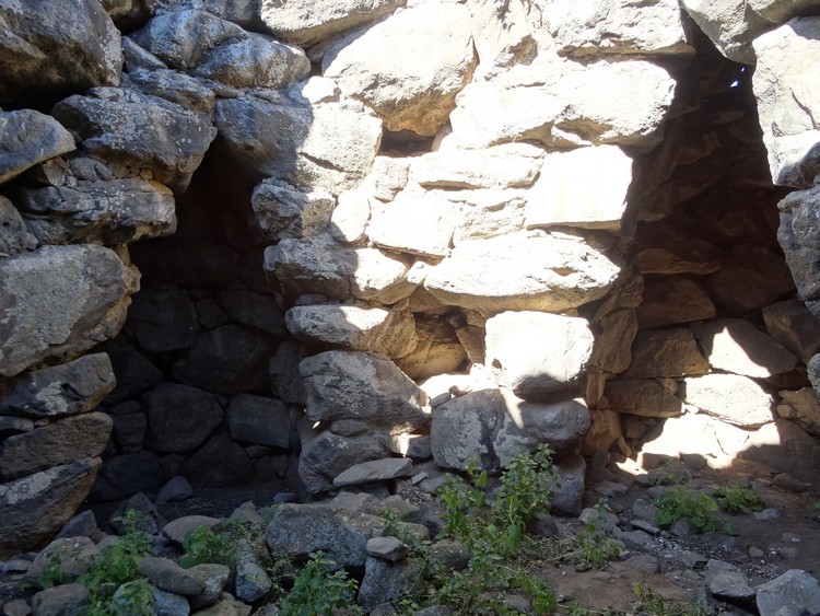 Niches in the tholos chamber of Nuraghe Melas (photo taken on April 2016).