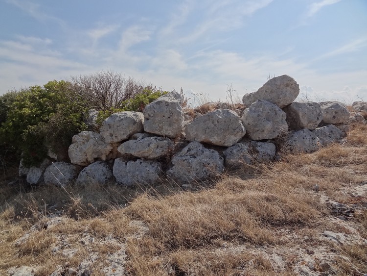 Protonuraghe Sa Corona - polygonal cyclopean masonry in NE part of the construction (photo taken on September 2012).