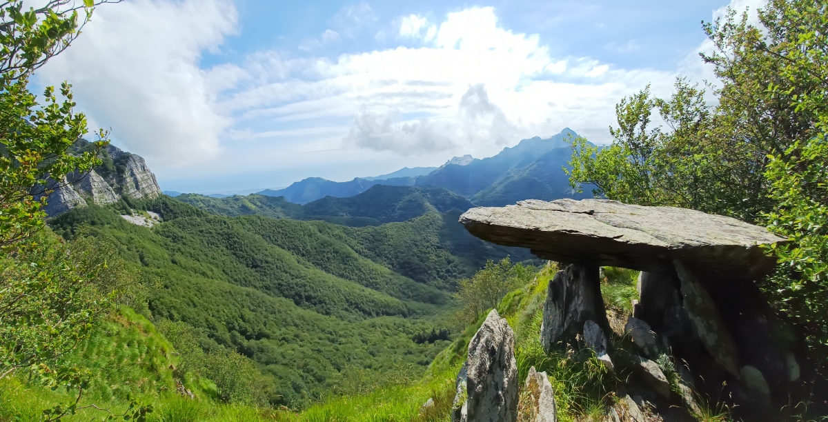 Dolmen del Monte Freddone (Alpi Apuane)