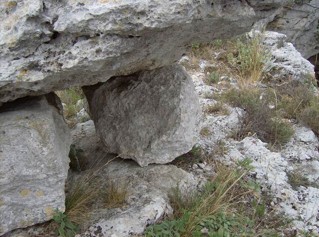 Megalithic structure above Arma Strapatente