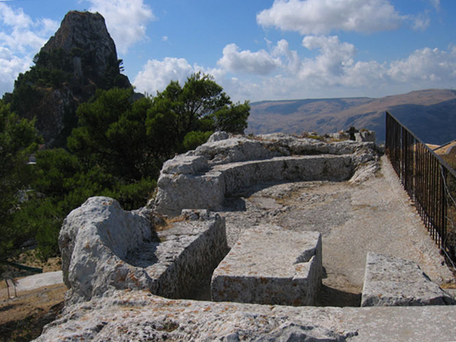 The steps take you up to this altar. On the other side of the handrail is a vertical ±60 meter cliff. Spectacular!