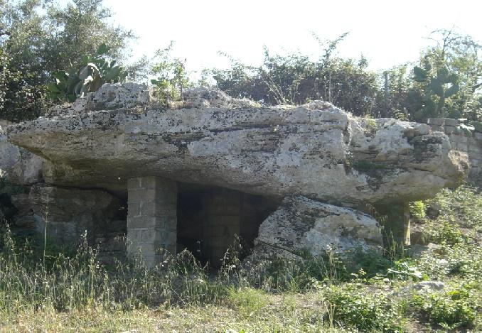 Avola pseudo-dolmen (Sicily)