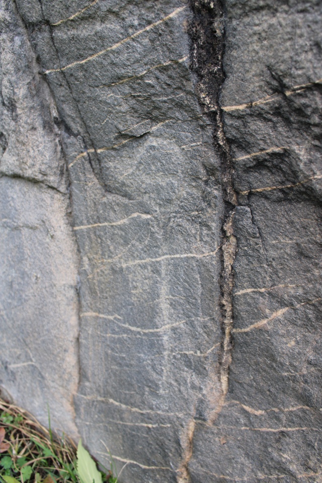Menhir 4 with the representation of an axe.
Photo taken November 2023. 