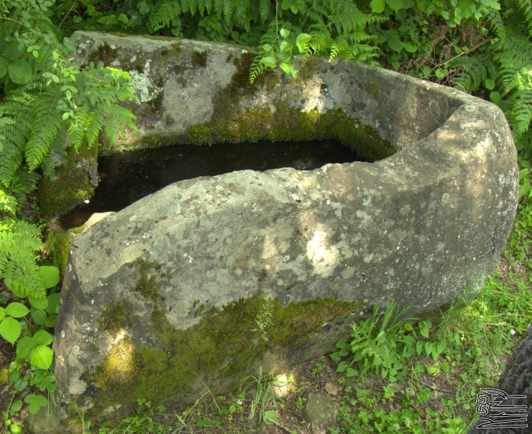 Smaller dolmen. Facade with the port-hole is destroyed.