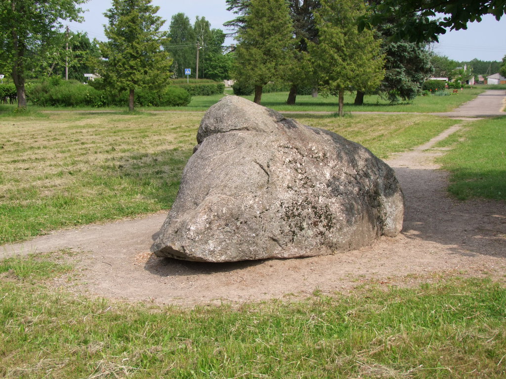 Such a peculiar shape would have inspired legends, for sure, if the stone had been totally visible above ground level.  But only recently (in the 1960's or so) has it been dug out, when the area was urbanized.  Photo : June 2015. 

