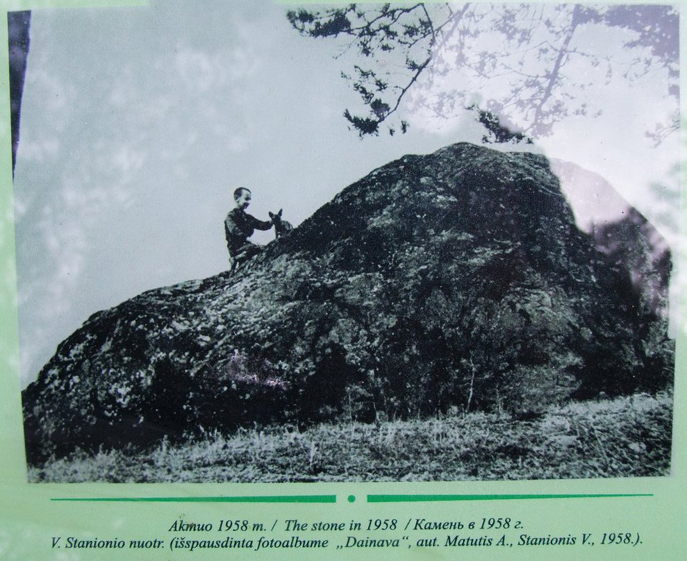 The stone in 1958.  It was ranked as Natural Monument in 1964.  Photo affixed on the information board on the site.

