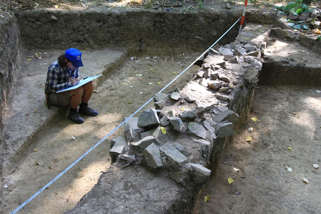 Recording the archaeological features at Teliţa-Celic Dere. 
Image: T. Bochnak

Site in  Romania

