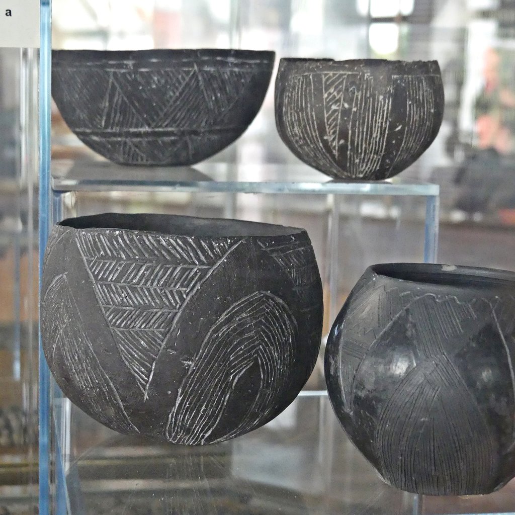 Pottery from Domica Cave, exhibited in the entrance hall of the site. Typical exemples of the Bükk Culture, whose westwards extension reached, under various names, the Valley of River Meuse. Exemple : see Musée du Cinquantenaire, Brussels. Photo : June 2017.

