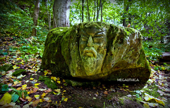 Stone idol on the banks of the Moscow river.

On one side of the stone carved face of the elder.

Megalithica.ru