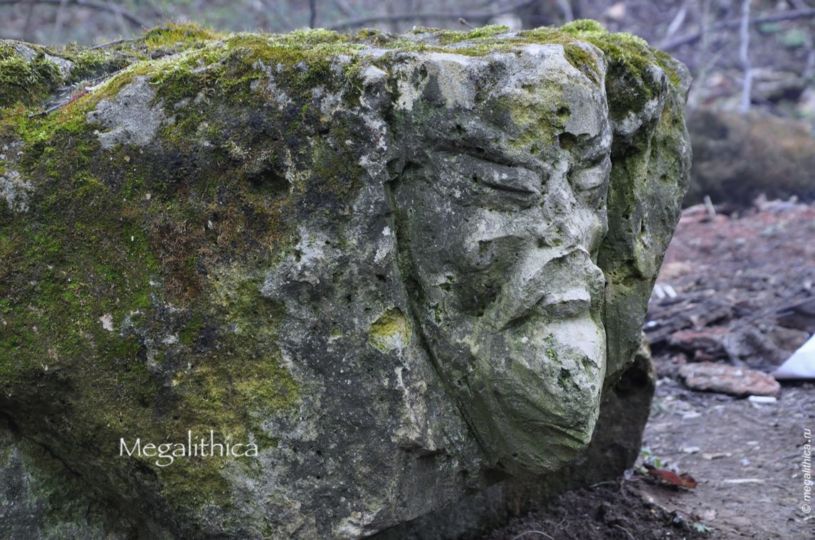 Stone idol on the banks of the Moscow river.

On one side of the stone carved face of the elder.

Megalithica.ru