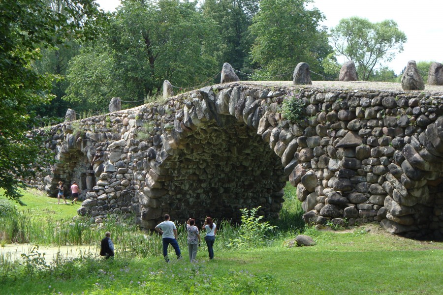 Unique engineering construction – Big boulder arch bridge. 

Along the River Tvertsa , these bridge at least 3 dozen units, half of which were razed to piles of stones. This is the most remarkable and most impressionable of all such examples of ancient boulder bridge architecture in the Tver region.

Megalithica.ru