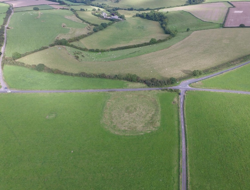 Facing SSE this aerial photo probably does not do the earthworks justice. The banks and ditches are quite apparent when stood near. Iron Age Drone!