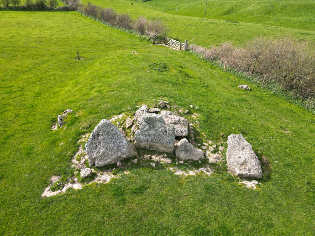 Aligned southeast to northwest, the barrow mound is now about 24 metres long, although originally it would have been longer and still survives to a height of about a metre and width of 13 metres at the southeast end behind the chamber to about 8 metres at the northwestern end.  This collapsed burial chamber still has two large uprights in situ, another horizontal slab behind the tomb is believed t