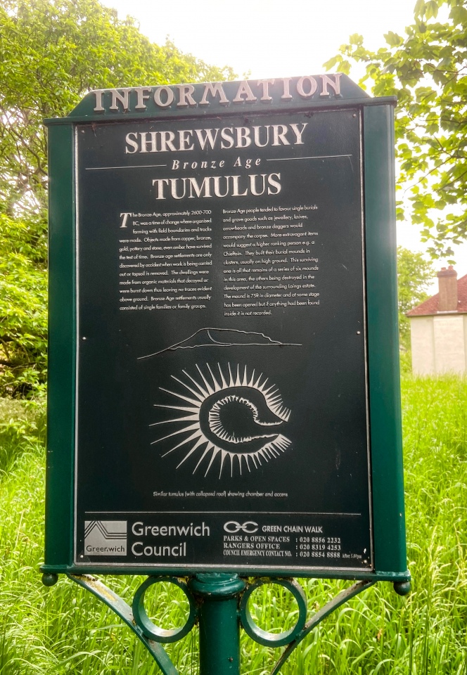 Southeast London burial mound, Shrewsbury Tumulus. The last remaining of six such barrows that stood since the time of the pyramids. The suburbs swept the other five away. They were placed at the false horizon of the landscape's highest hill, skyward of the tidal Thames
Photo credit: Portals of London on Twitter: x.com/portalsoflondon