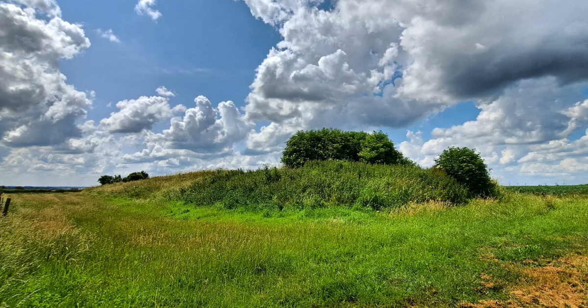 Couldn't resist mound hunting this morning, heading over the border into Northamptonshire to visit the Bronze Age Three Hills near Woodford. Tremendous views across the Nene Valley beneath big, billowy skies. Felt like you could touch the heavens. I guess that was the intention.