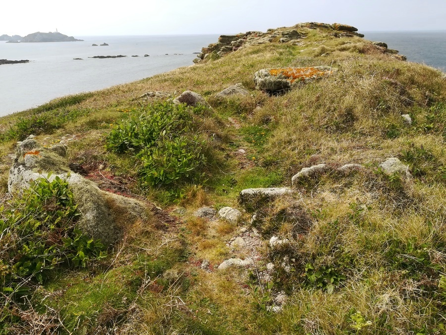 White Island Chambered Cairn, Showing some Kerb and behind is the remaining Capstone