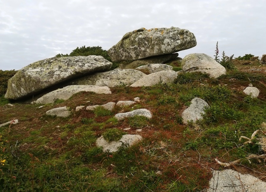 Top Rock Entrance Grave and it's Outcrop
