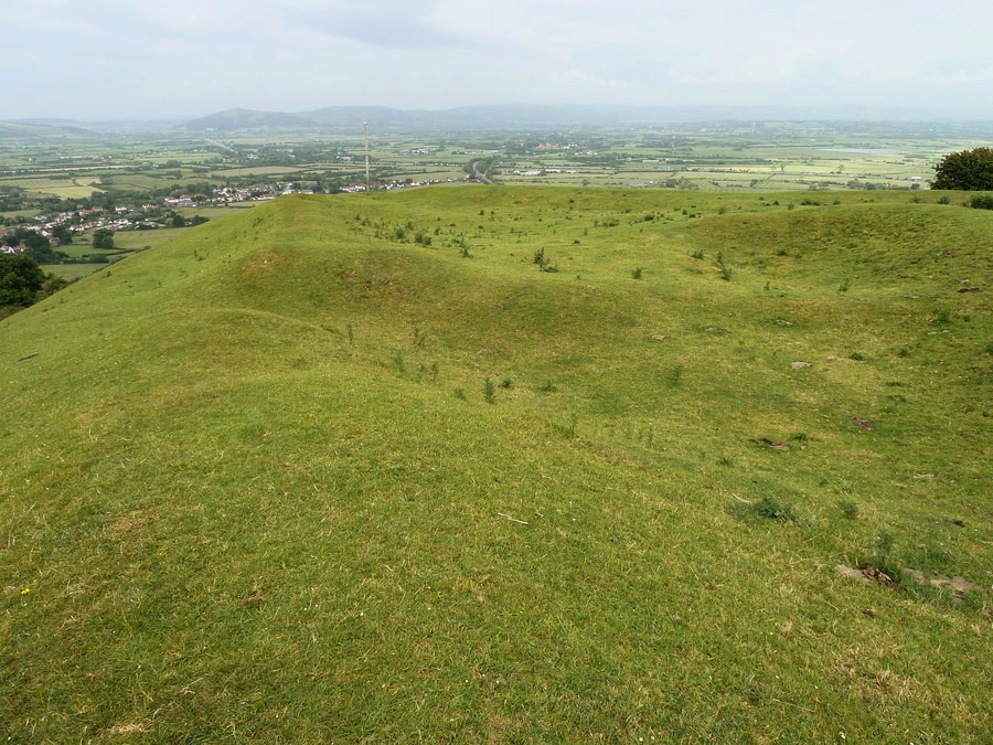 Brent Knoll Camp, Large bank and humps and bumps on the North West side.