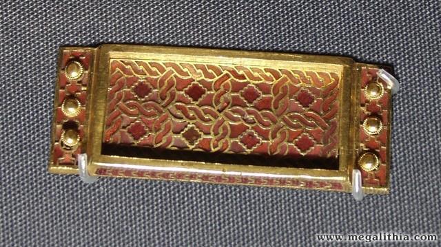 Inlaid gold belt plate