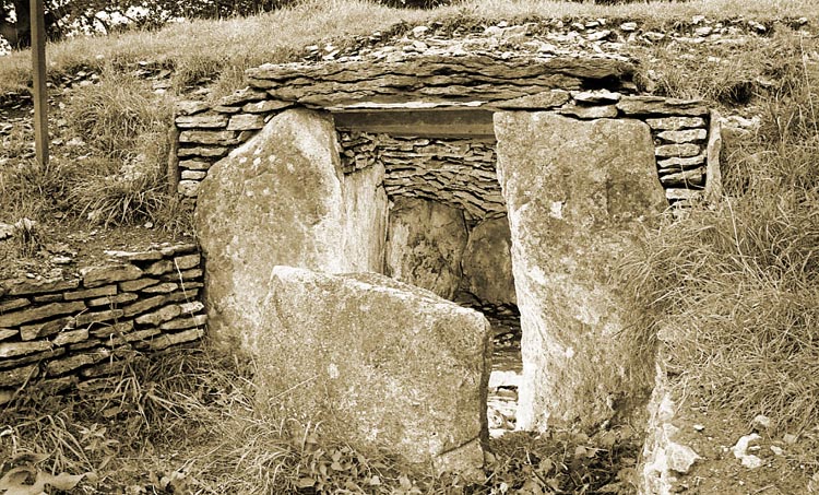 Lanhill: Closeup of the entrance and interior of the south chamber in 1972