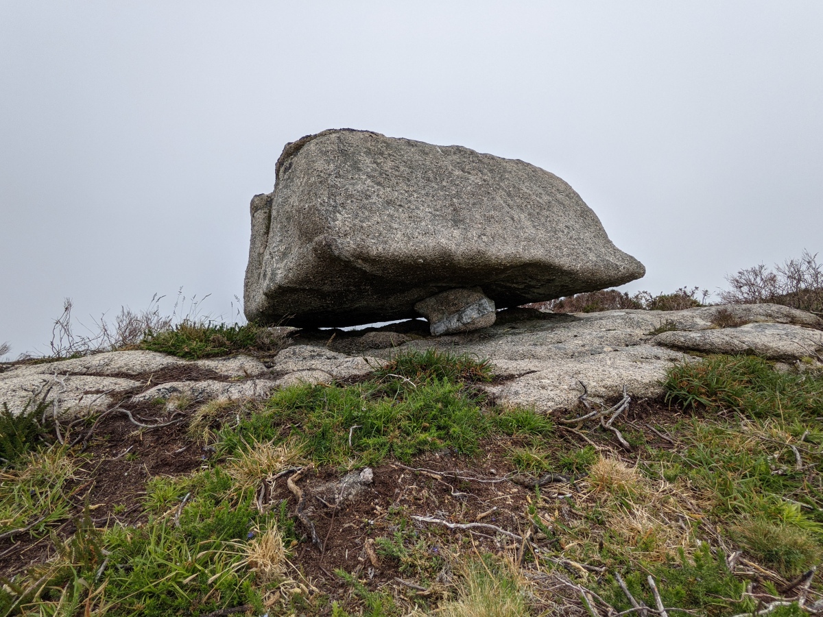 The stone showing points of contact and prop.