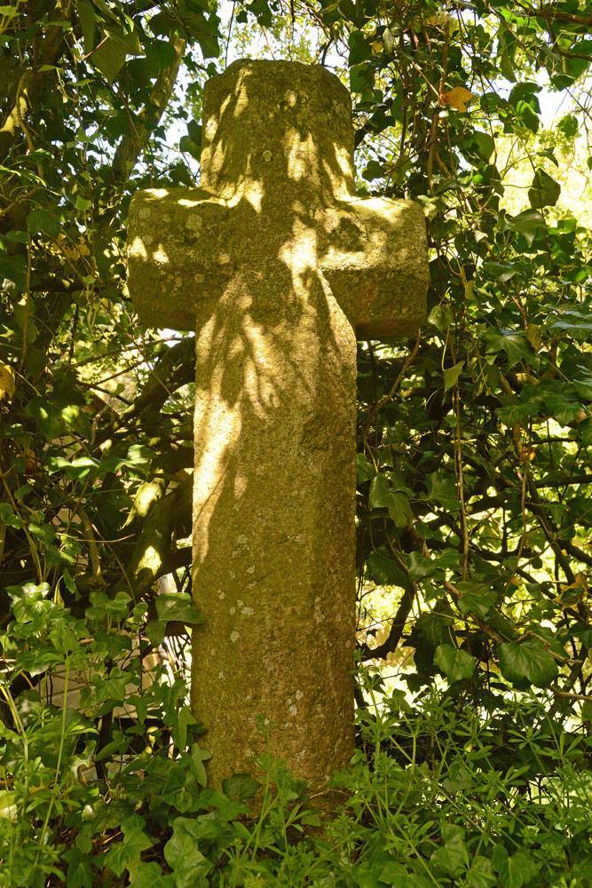 The cross, taken from half way across the minor road (showing its southern face).