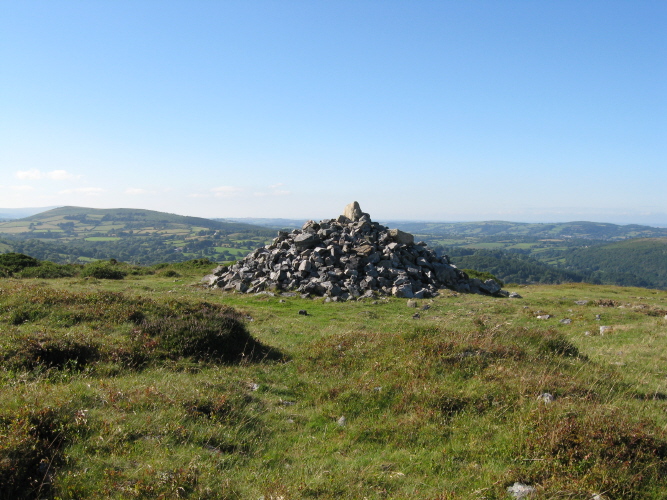 A lovely view of Cairn 4 with the moors in the background, looking approx west here.

I kept thinking of Bruce Chatwin's 'On the Black Hill' while exploring here.  It was a brilliant book, but set on the Welsh borders, not Dartmoor.  He'd have loved this place, though.
[Oddly enough, his home and the book were featured on the BBC 4 'Britain By Bike' episode tonight, 27th July!]