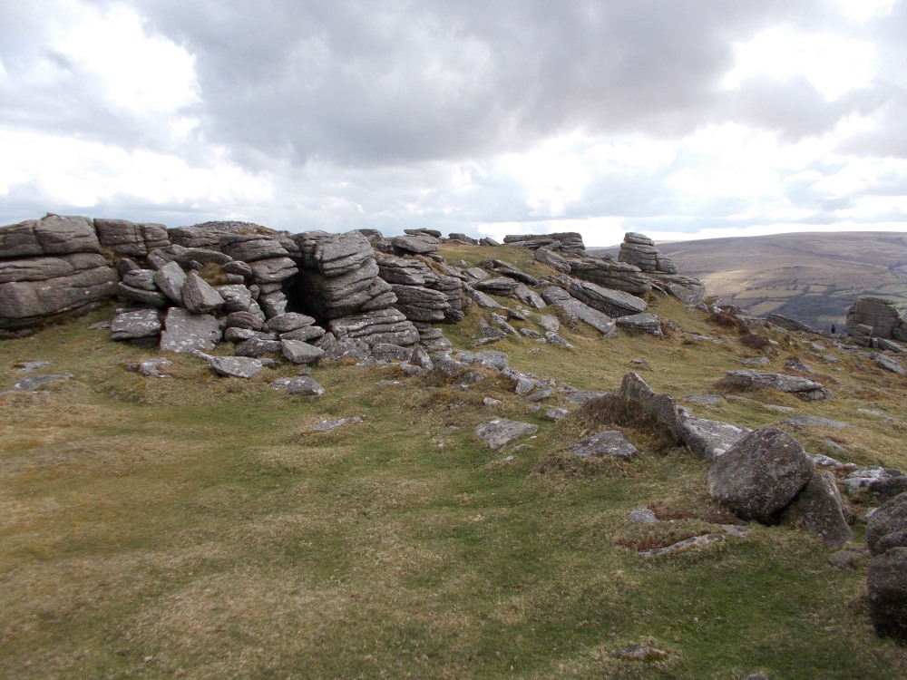 Looking along the western wall with the tip of Yar Tor cairn just visible to the south.