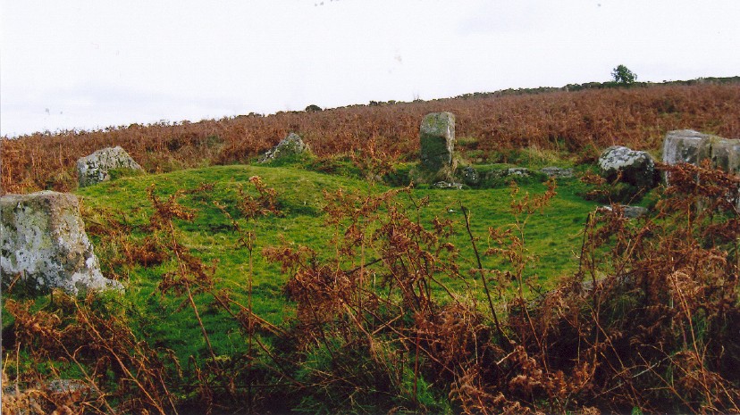 Looking approx SE over the Cairn Circle on the lower northern slopes of Mardon Down.  (The mound is more apparent here.)