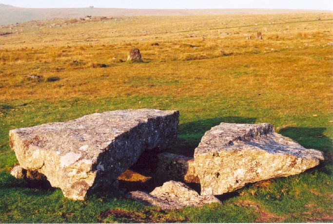 The large cist at Merrivale, south of the southerly long row.  Note the larger stone in the background.  These occur at intervals along both of the main rows.
About 6.00pm on 10th Oct.2007.