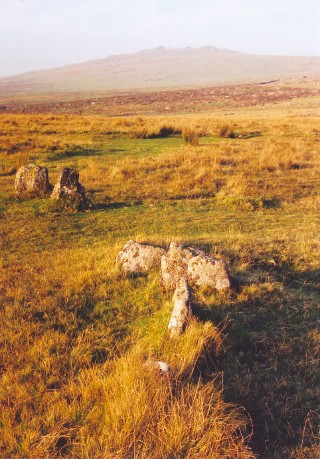 Merrivale row 3, looking towards Great Mis Tor, at approx NNE/NE.
[Two larger stones in background were part of the southern of the two main long stone rows, or avenues.]