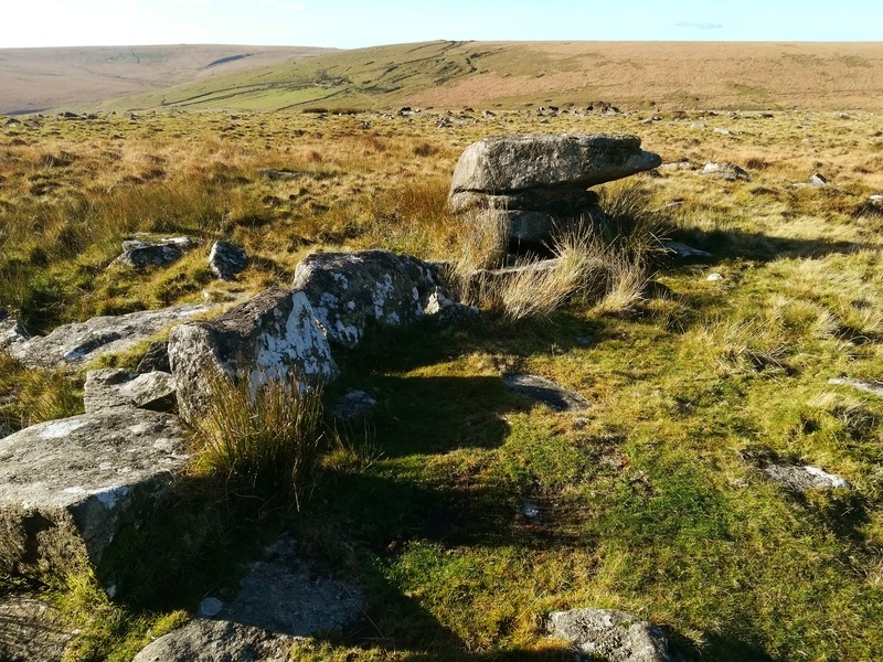 Outer Pupers, Large Kerbstones and an outcrop define the cairn's perimeter