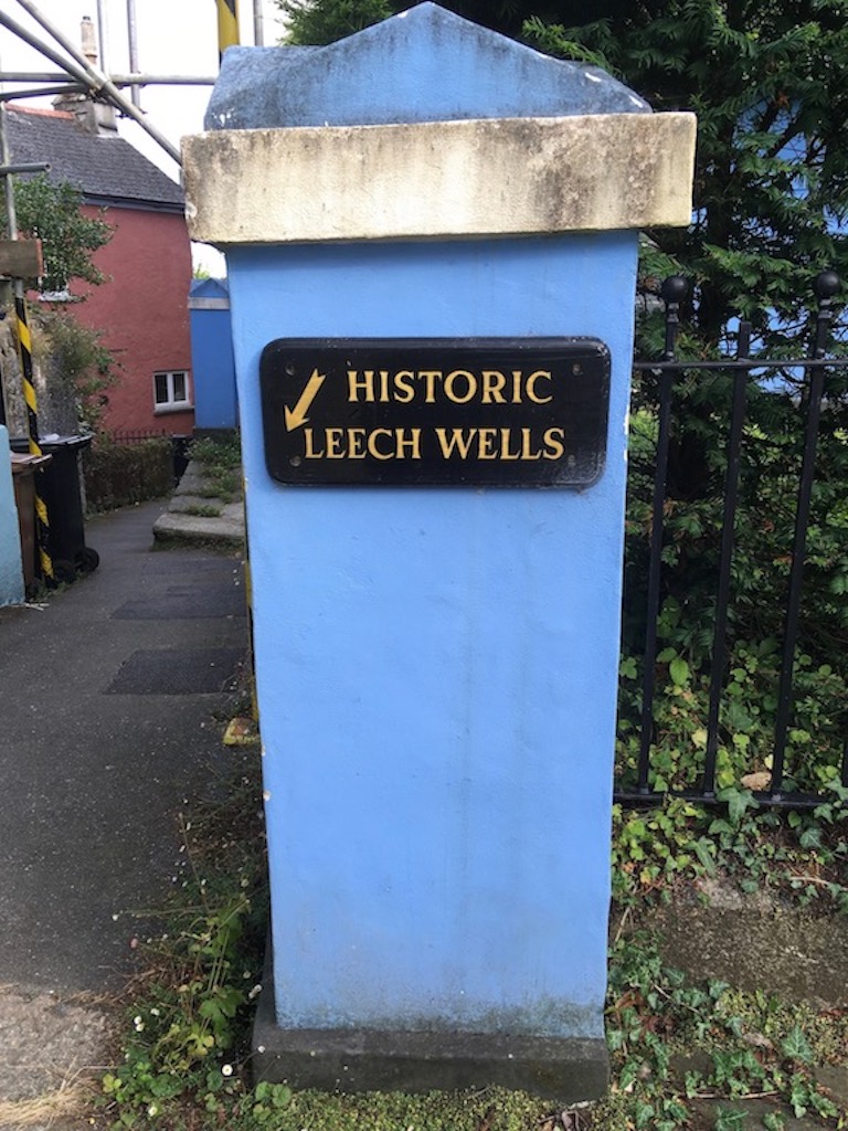 Photo taken in August 2018. The well is signposted by the blue painted house next to the Kingsbridge Inn in Leechwell Street.