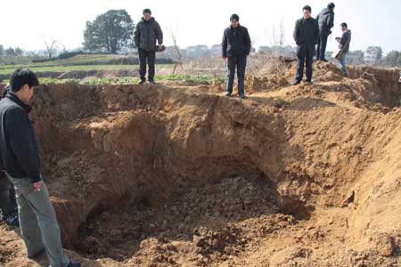 Local officials inspect the remains of a Han-Dynasty tomb believed to have been ravaged by raiders at a road construction site in Gaochun county, Nanjing, on MondayPhoto: CFP
