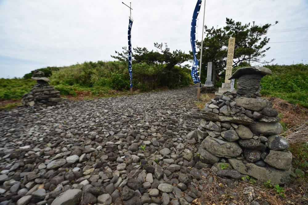 Site in Honshū Japan
The pair cairns in front of OkutsuHime Jinja shrine (37.83568N,136.91457E)