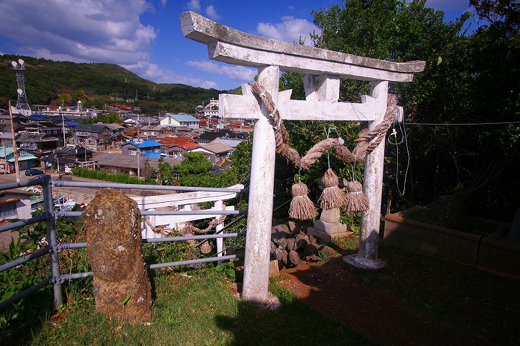 In the precinct of Kotohira Jinja (金刀比羅神社) shrine (34.76112N,131.15131E)