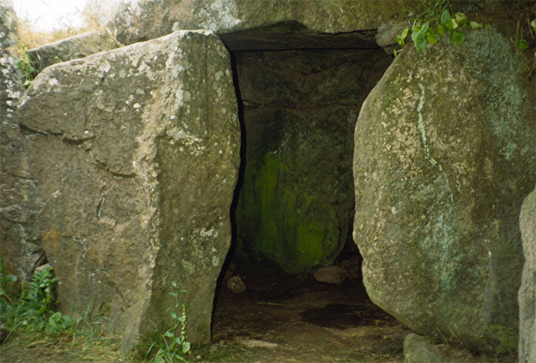 Central site. Chamber ans passage.E site. Side chamber.