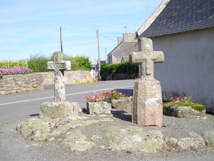 Beside the little chapel at Croazou, there has been made a little collection of various other crosses from the locality.

The intriguing cross on the right here is mounted on the top of a broken Iron Age Stele.
