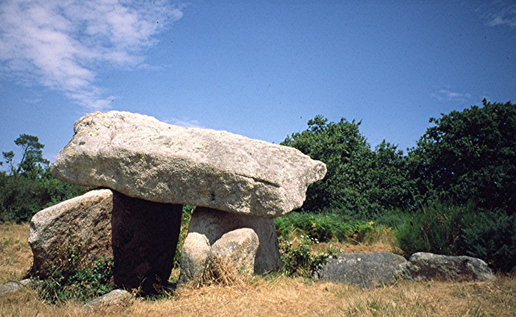 The remains of a passage grave 19m NE of the menhir. 

July 1999
