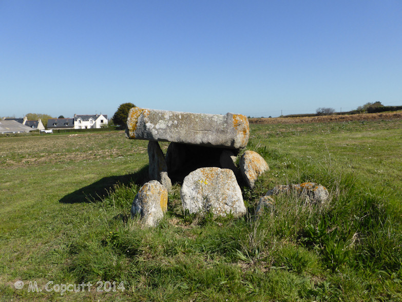 The southern end. The stone in the left foreground has been carved into a bowl shape, possibly as a stone polisher before being reused in the onstruction of this monument. 

Site in Bretagne:Finistère (29) France

