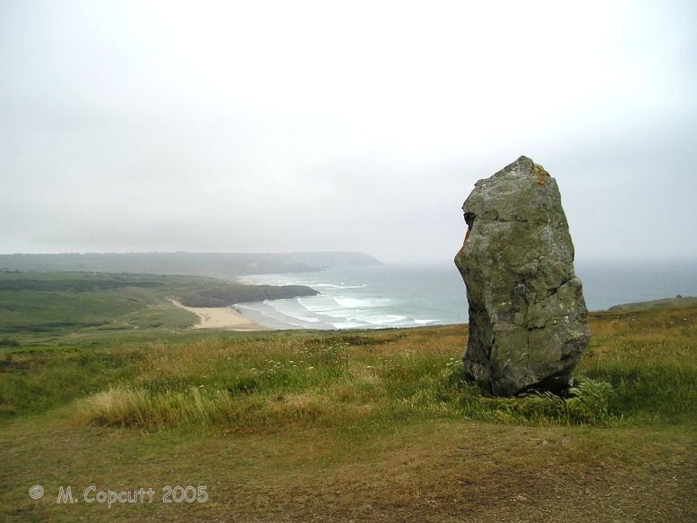 The menhir is about 2.8 metres tall and stands in a commanding position on a headland overlooking the Atlantic Ocean with a fine surf beach below.  
The menhir, although not at the top of the headland, as a result has a much better view. 