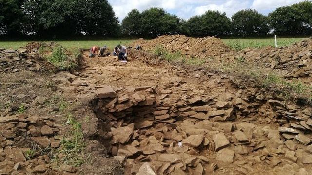 The Butte de Goassec'h is a newly discovered large chambered cairn to the south of Carhaix-Plouguer. Currently (2019) being excavated, it has been rich in discoveries with the update in the butte of a large megalithic architecture containing 3 Dolmens that have not been open for 4000 years!

The archeologist in charge of the excavations is Florian Cousseau. 