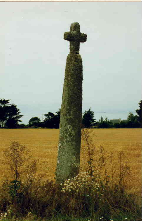 This menhir is an example of the christianised menhirs that you can see dotted around Britanny. It is not far from the Kerugou dolmen - about 1 - 2 kilometres at most east of north east of Kerugou dolmen on the roadside.