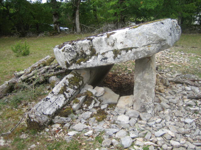 One orthostat of the Cloup des Périès dolmen slid, together with the slabstone. 
One slab partially closes the 'room'.