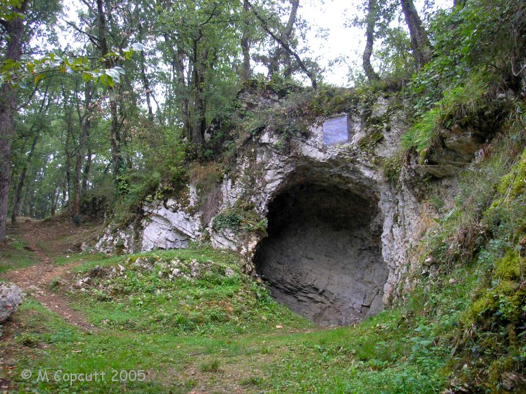 Over the millennia, the stream has cut itself into a little cliff face, about 50 metres long by up to 10 metres high. In this cliff face is a large opening which is the first shelter excavated in 1862.