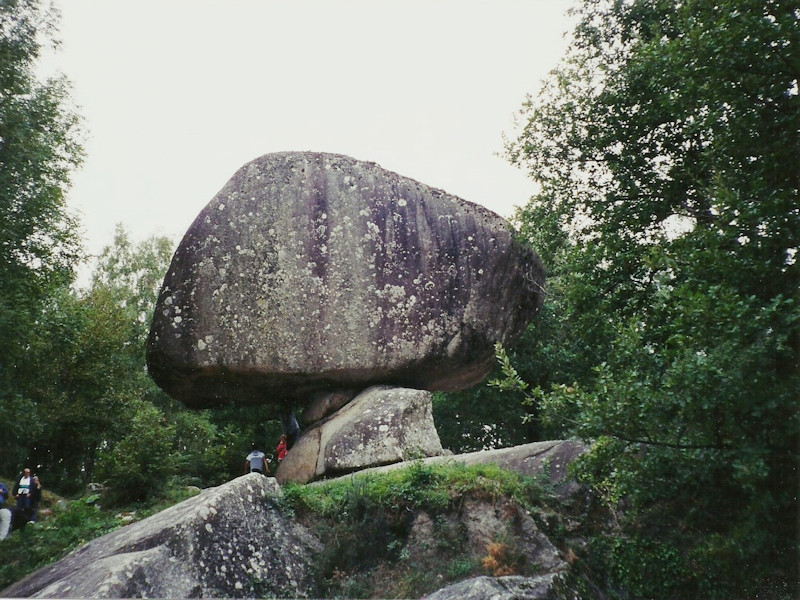 Le Peyro Clabado, an extremely large (780 tonnes) and celebrated balanced rock to the east of Castres. 
