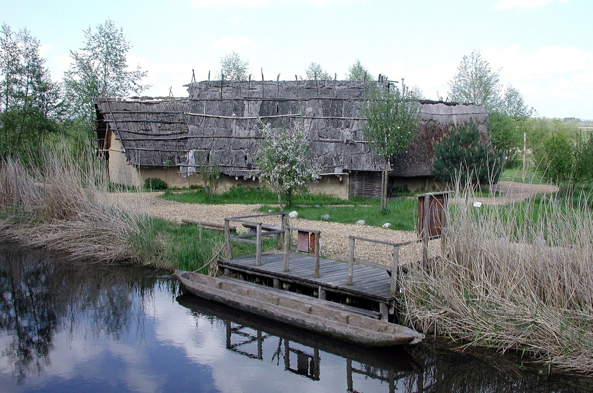 The Federseemuseum is an open air museum in Bad Buchau (Baden-Wuerttemberg, Germany). Several reconstructed houses based on the finds from the prehistoric pile dwellings found at the Federsee lake area are shown.

Michael Linnenbach [CC BY-SA 3.0], via Wikimedia Commons